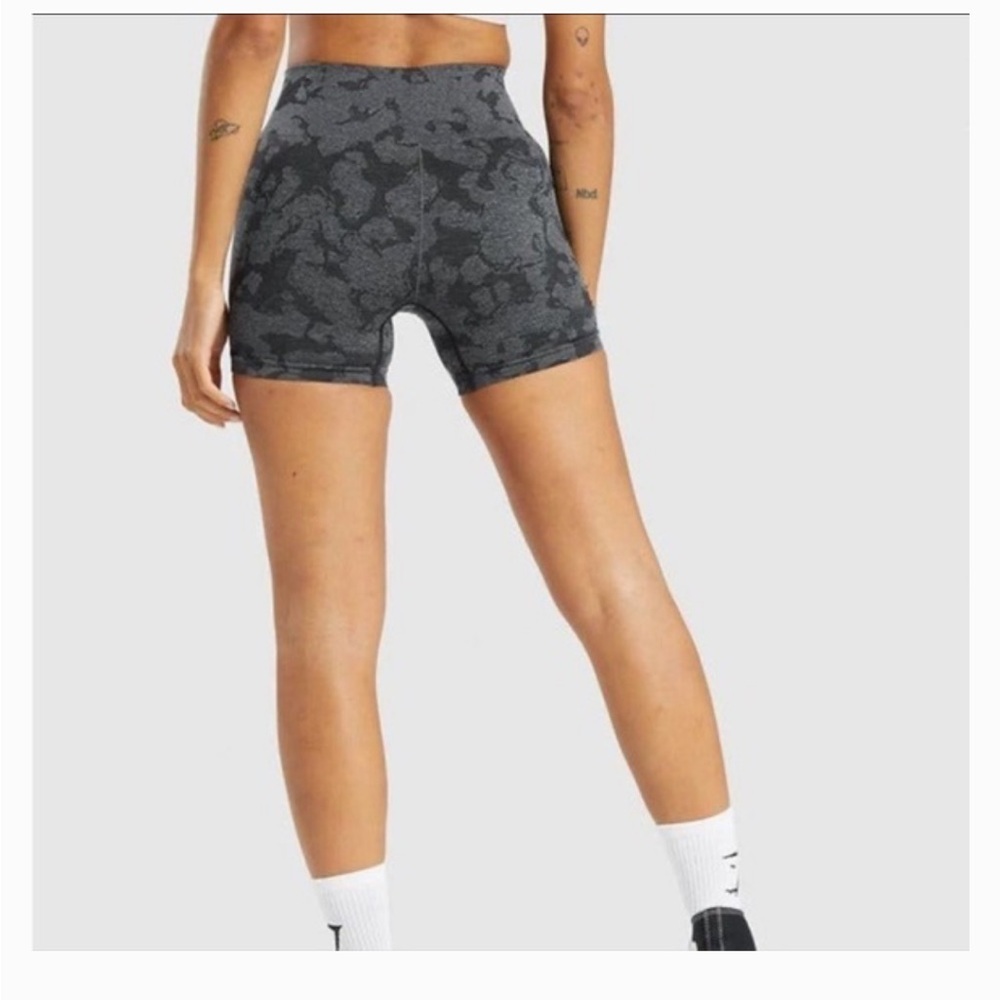 Women’s Gymshark Adapt Camo Black & Gray Seamless Shorts - Picture 2 of 7